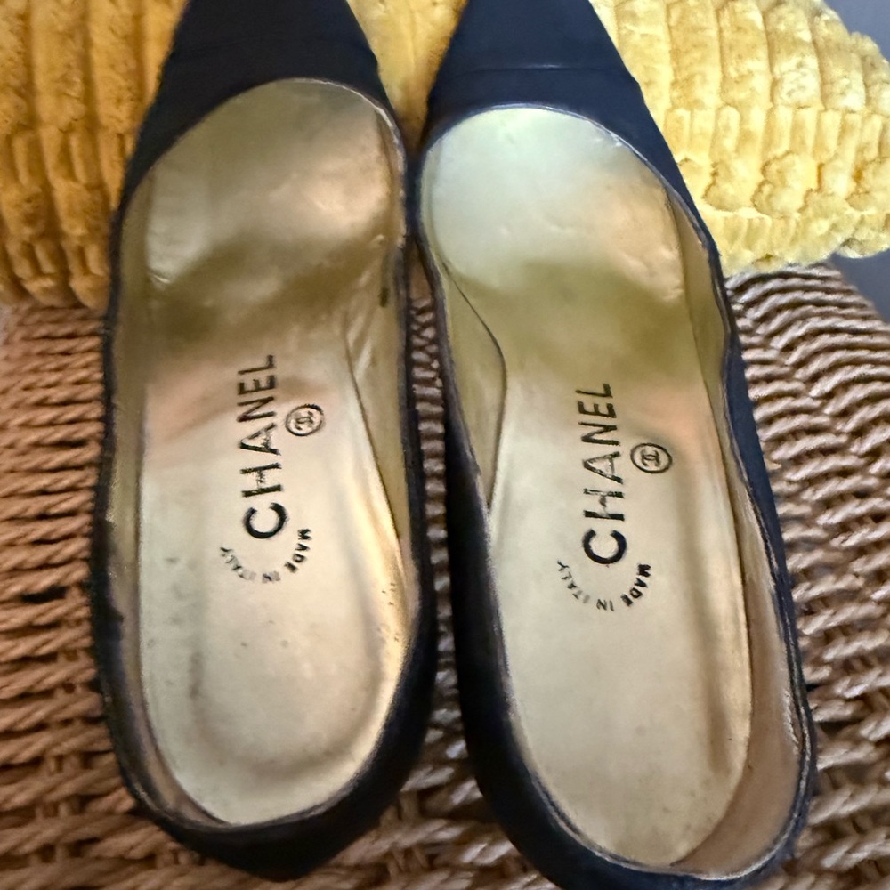 CHANEL Black Almond Pointed-Toe Fabric 3” Pumps 7.5 - Picture 7 of 11